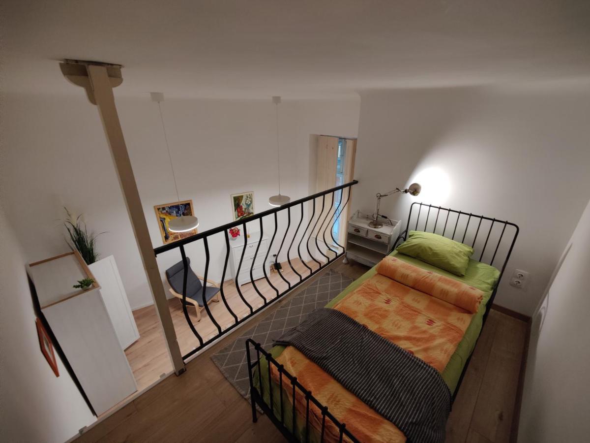 Calm, Artistic 9th Distric Central City Apartment *