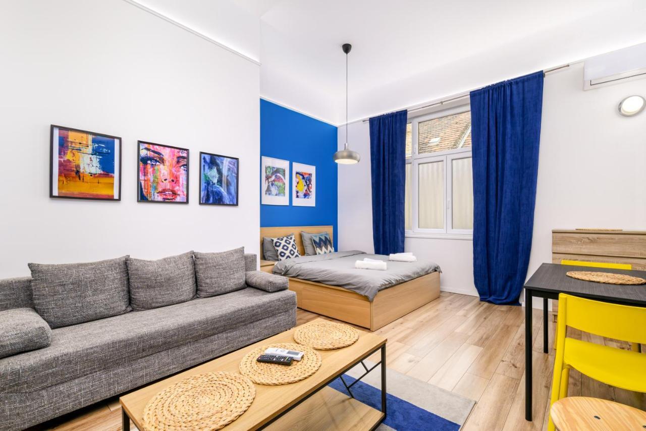 Stylish Blue In The Heart Of Apartment