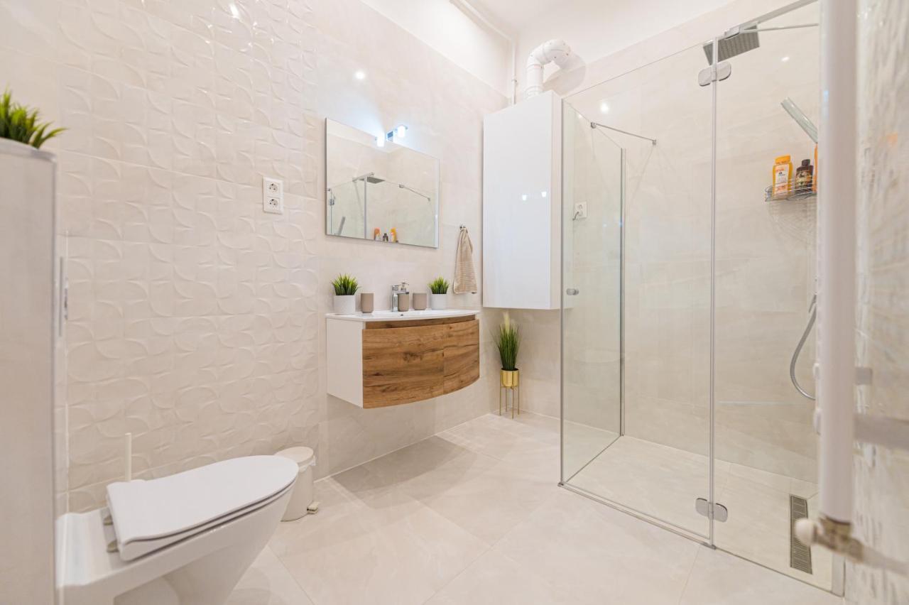 Downtown Heart 3bdr Jokai Square Ac