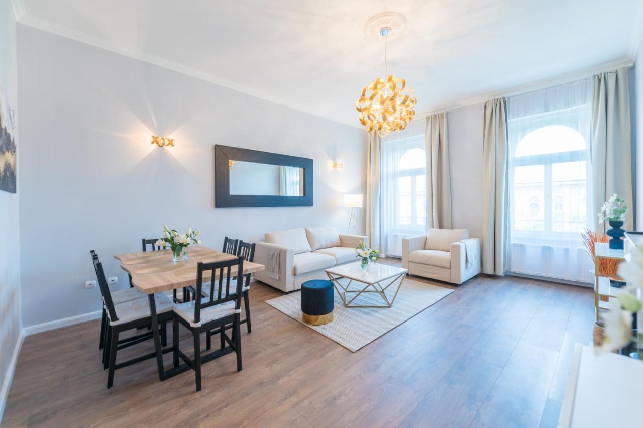 Downtown Heart 3bdr Jokai Square Ac Budapest