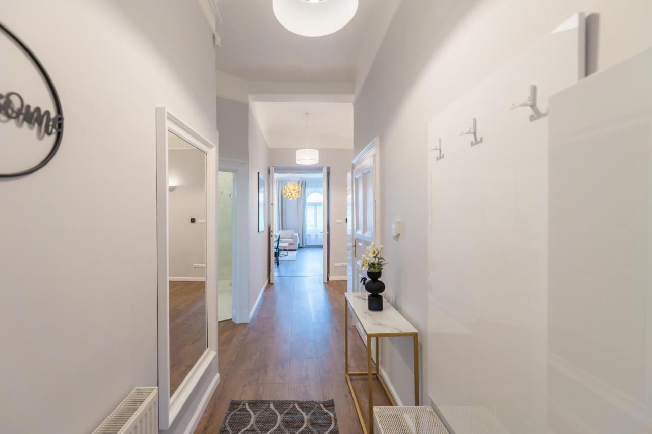 Downtown Heart 3bdr Jokai Square Ac * Budapest