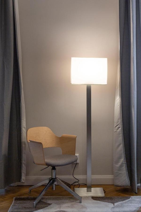 Spacious & Cozy Downtown With Balcony Lejlighed