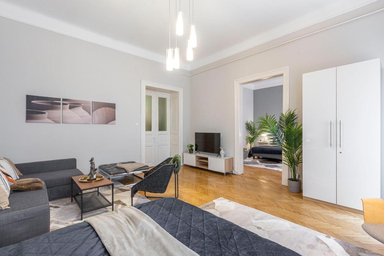Spacious & Cozy Downtown With Balcony * Budapest