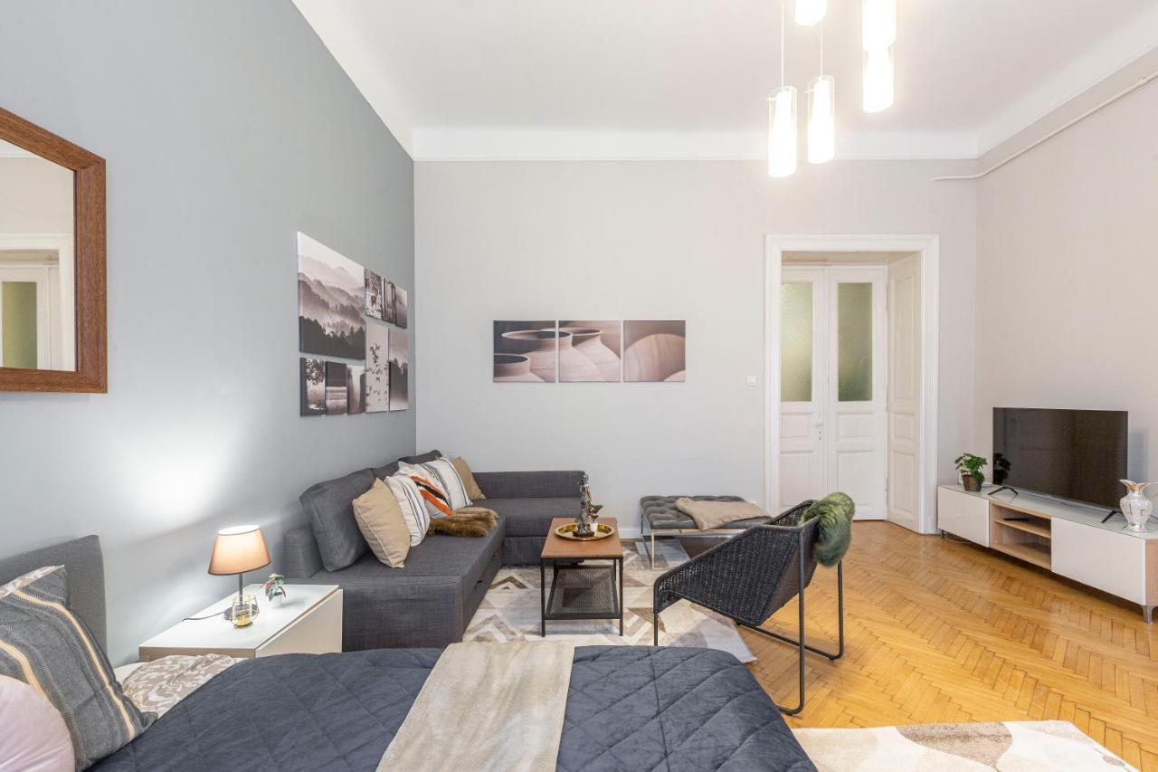Spacious & Cozy Downtown With Balcony * Budapest