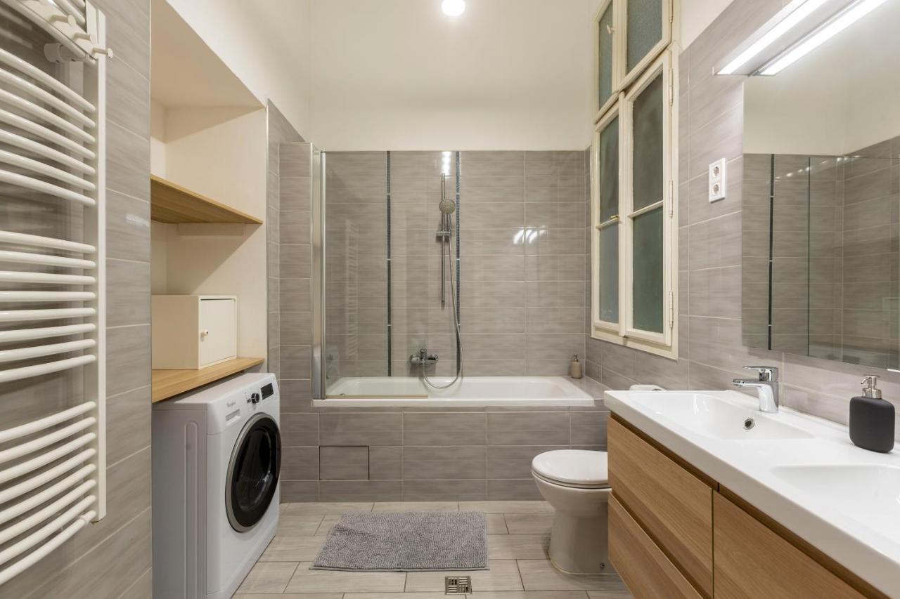 Spacious & Cozy Downtown With Balcony Apartmán *