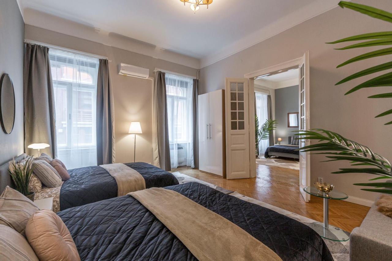 Spacious & Cozy Downtown With Balcony Lejlighed