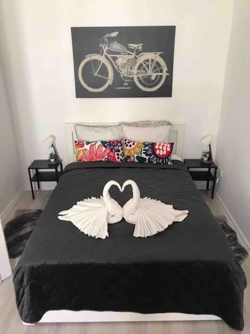 Perfect Location,newly Decorated Modern, Large Place 60 M2, Really Quiet So Have A Good Night Sleep, Ac, Netflix, Smart Tv, High-speed Internet, World Famous New York Cafe Only 10 Minutes Walk Apartment