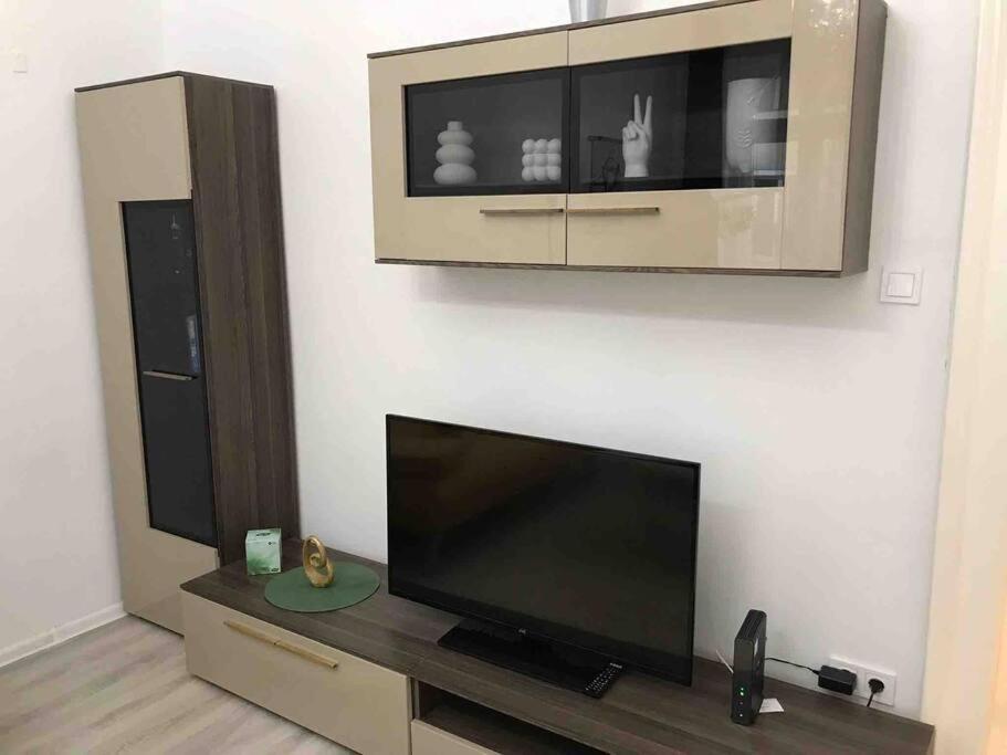Perfect Location,newly Decorated Modern, Large Place 60 M2, Really Quiet So Have A Good Night Sleep, Ac, Netflix, Smart Tv, High-speed Internet, World Famous New York Cafe Only 10 Minutes Walk *