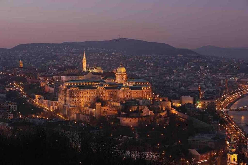 Perfect Location,newly Decorated Modern, Large Place 60 M2, Really Quiet So Have A Good Night Sleep, Ac, Netflix, Smart Tv, High-speed Internet, World Famous New York Cafe Only 10 Minutes Walk * Budapest
