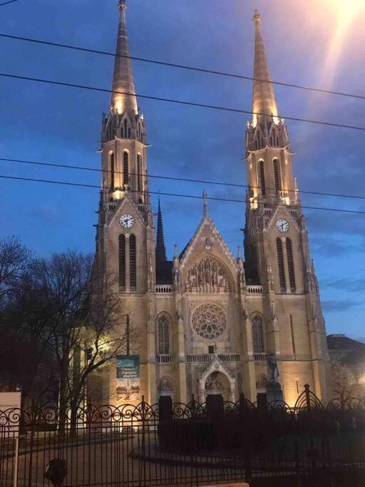 Perfect Location,newly Decorated Modern, Large Place 60 M2, Really Quiet So Have A Good Night Sleep, Ac, Netflix, Smart Tv, High-speed Internet, World Famous New York Cafe Only 10 Minutes Walk Apartment Budapest