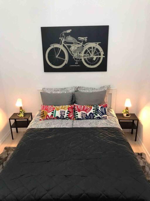 Apartment Perfect Location,newly Decorated Modern, Large Place 60 M2, Really Quiet So Have A Good Night Sleep, Ac, Netflix, Smart Tv, High-speed Internet, World Famous New York Cafe Only 10 Minutes Walk Budapest