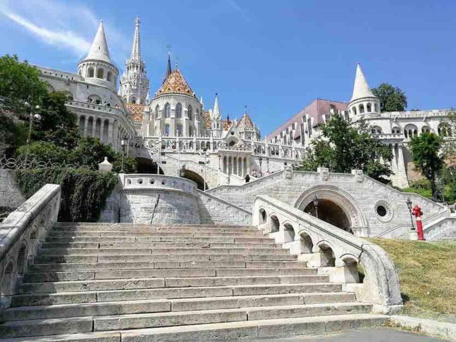 Perfect Location,newly Decorated Modern, Large Place 60 M2, Really Quiet So Have A Good Night Sleep, Ac, Netflix, Smart Tv, High-speed Internet, World Famous New York Cafe Only 10 Minutes Walk Budapest