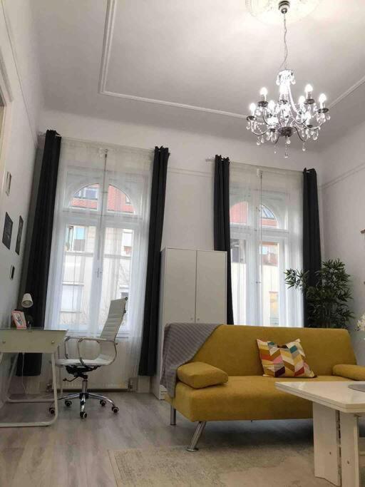 Apartment Perfect Location,newly Decorated Modern, Large Place 60 M2, Really Quiet So Have A Good Night Sleep, Ac, Netflix, Smart Tv, High-speed Internet, World Famous New York Cafe Only 10 Minutes Walk Budapest