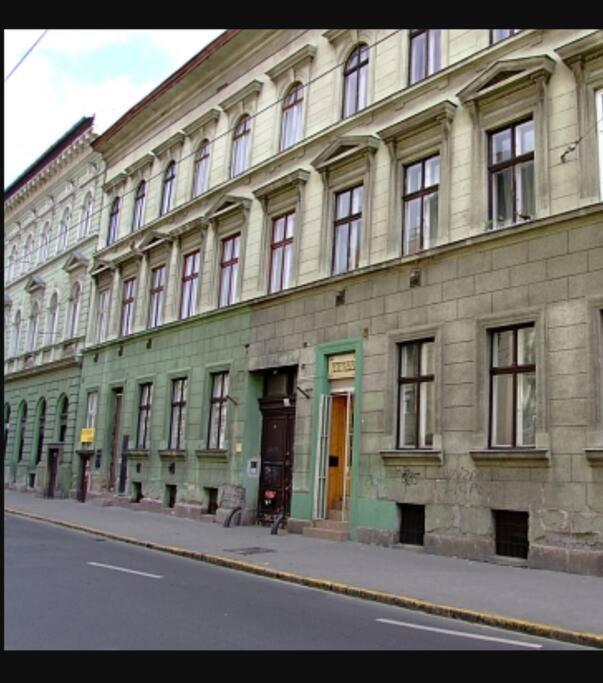 Apartment Perfect Location,newly Decorated Modern, Large Place 60 M2, Really Quiet So Have A Good Night Sleep, Ac, Netflix, Smart Tv, High-speed Internet, World Famous New York Cafe Only 10 Minutes Walk