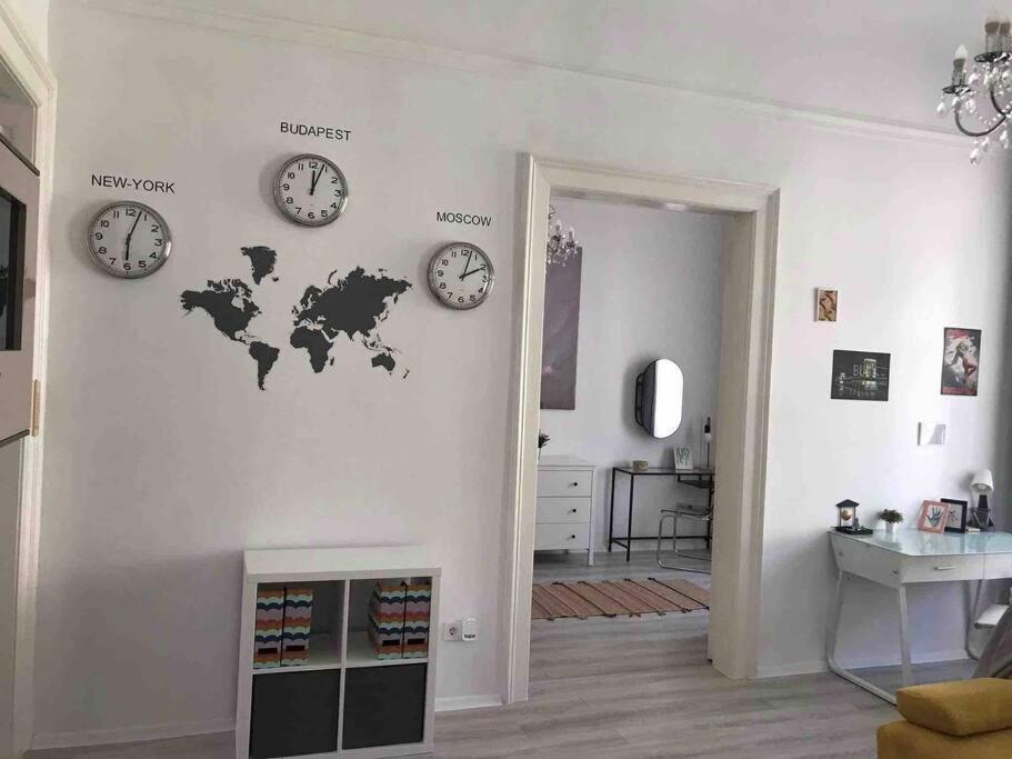 Perfect Location,newly Decorated Modern, Large Place 60 M2, Really Quiet So Have A Good Night Sleep, Ac, Netflix, Smart Tv, High-speed Internet, World Famous New York Cafe Only 10 Minutes Walk Budapest