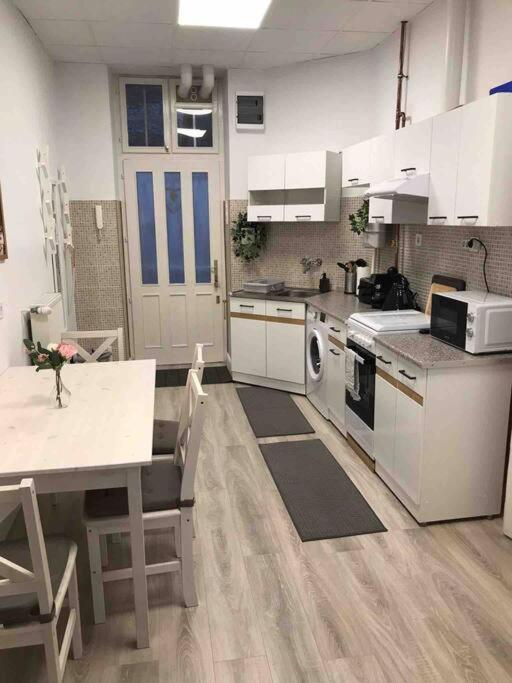 Perfect Location,newly Decorated Modern, Large Place 60 M2, Really Quiet So Have A Good Night Sleep, Ac, Netflix, Smart Tv, High-speed Internet, World Famous New York Cafe Only 10 Minutes Walk Apartment Budapest