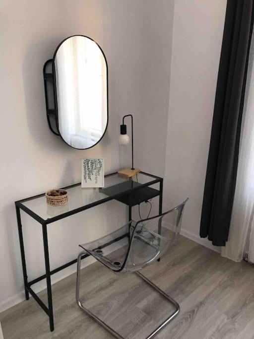 Perfect Location,newly Decorated Modern, Large Place 60 M2, Really Quiet So Have A Good Night Sleep, Ac, Netflix, Smart Tv, High-speed Internet, World Famous New York Cafe Only 10 Minutes Walk Budapest