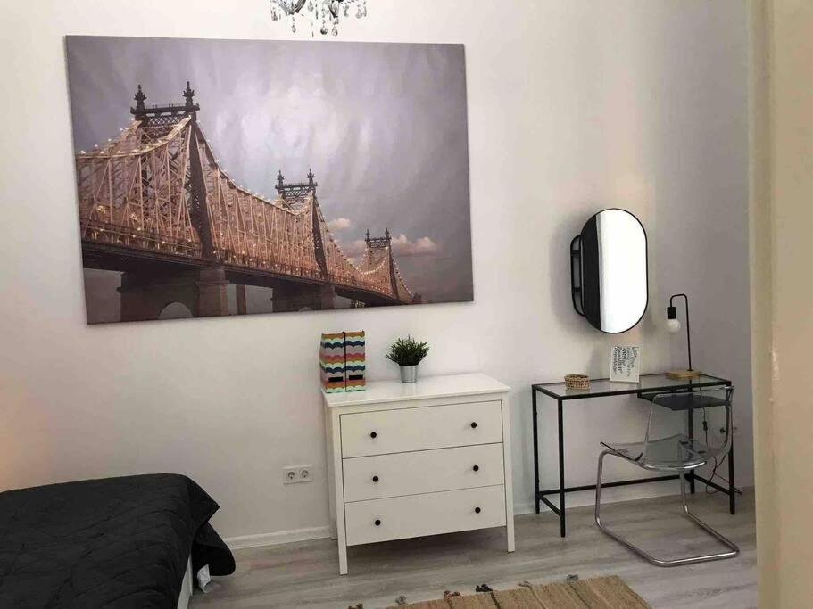Perfect Location,newly Decorated Modern, Large Place 60 M2, Really Quiet So Have A Good Night Sleep, Ac, Netflix, Smart Tv, High-speed Internet, World Famous New York Cafe Only 10 Minutes Walk Budapest