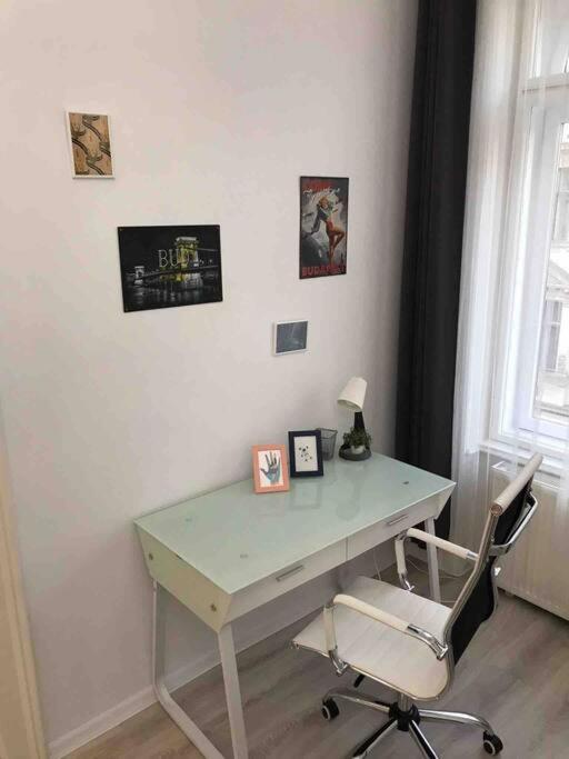 Perfect Location,newly Decorated Modern, Large Place 60 M2, Really Quiet So Have A Good Night Sleep, Ac, Netflix, Smart Tv, High-speed Internet, World Famous New York Cafe Only 10 Minutes Walk * Budapest