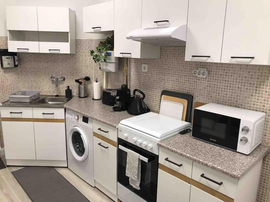 Apartment Perfect Location,newly Decorated Modern, Large Place 60 M2, Really Quiet So Have A Good Night Sleep, Ac, Netflix, Smart Tv, High-speed Internet, World Famous New York Cafe Only 10 Minutes Walk Budapest