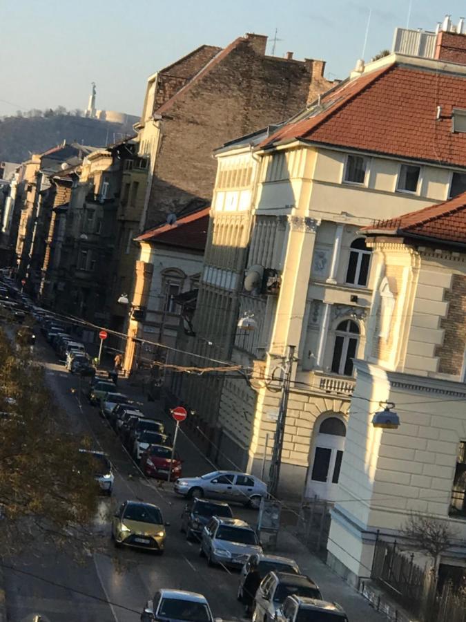 Perfect Location,newly Decorated Modern, Large Place 60 M2, Really Quiet So Have A Good Night Sleep, Ac, Netflix, Smart Tv, High-speed Internet, World Famous New York Cafe Only 10 Minutes Walk Apartment Budapest