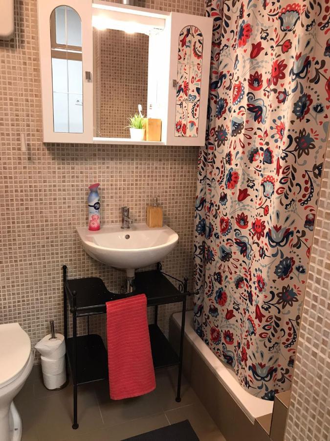 Perfect Location,newly Decorated Modern, Large Place 60 M2, Really Quiet So Have A Good Night Sleep, Ac, Netflix, Smart Tv, High-speed Internet, World Famous New York Cafe Only 10 Minutes Walk