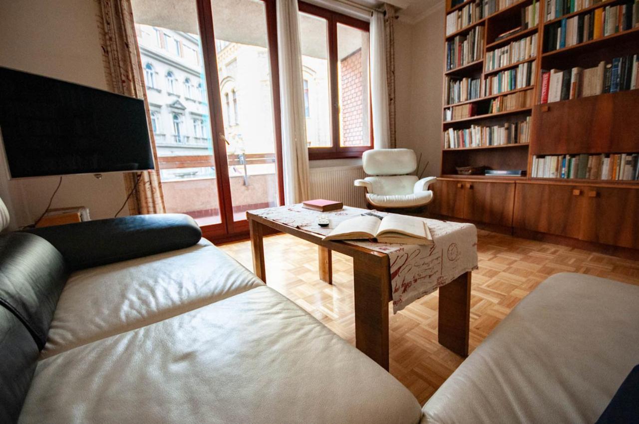 Castle Hillside Apartment *