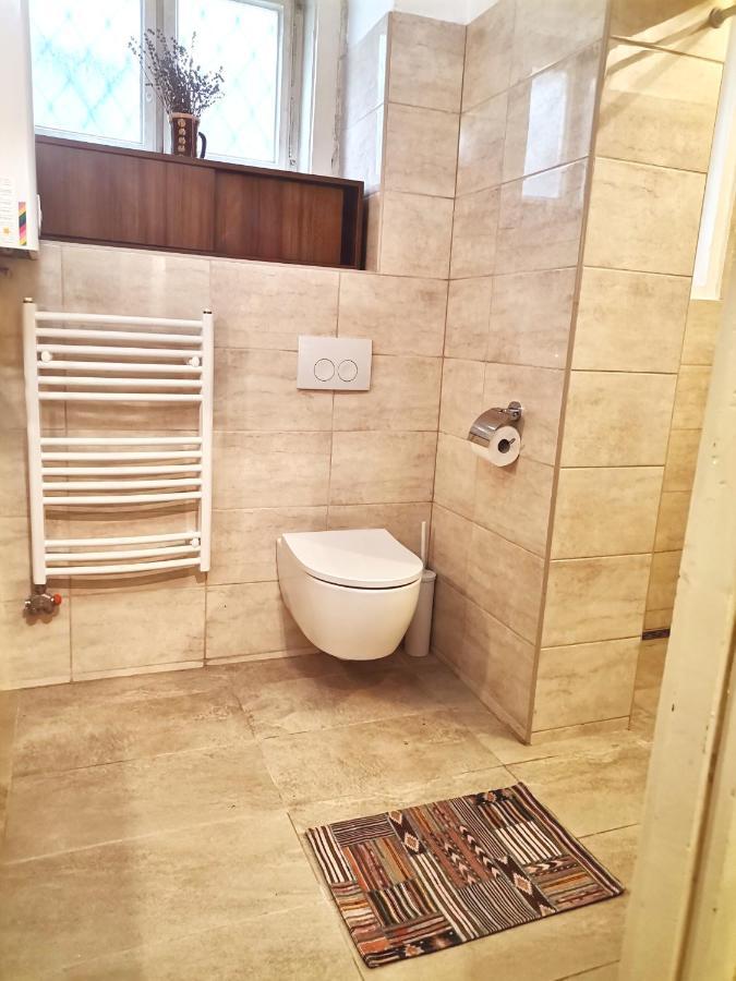 Flat In Historic With Your Own Private Garden, Near City Park Apartment *