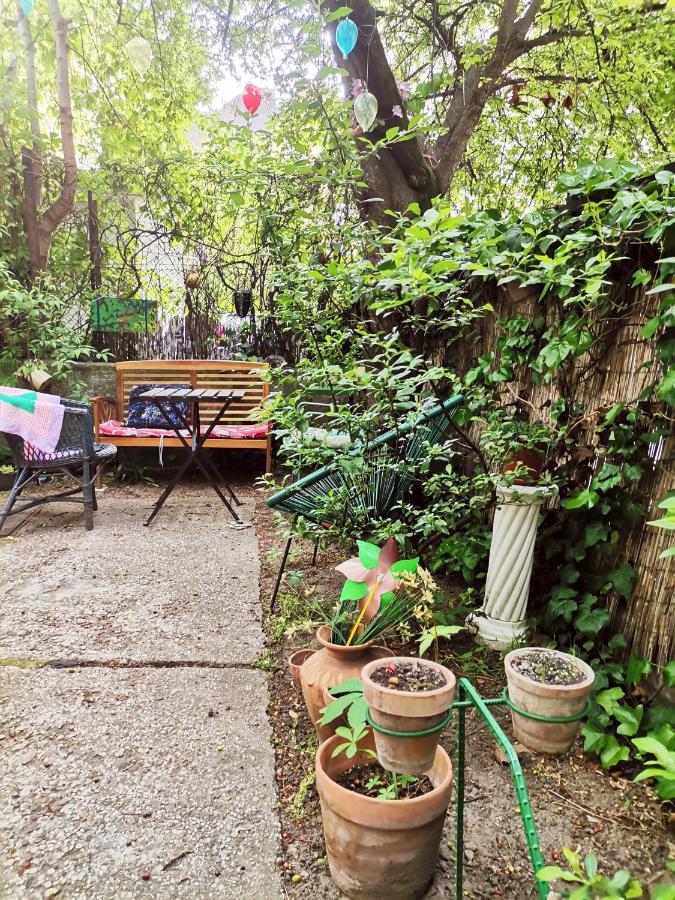 Flat In Historic With Your Own Private Garden, Near City Park Apartment *
