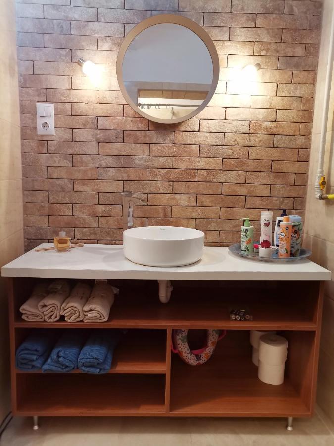 Flat In Historic With Your Own Private Garden, Near City Park Apartment