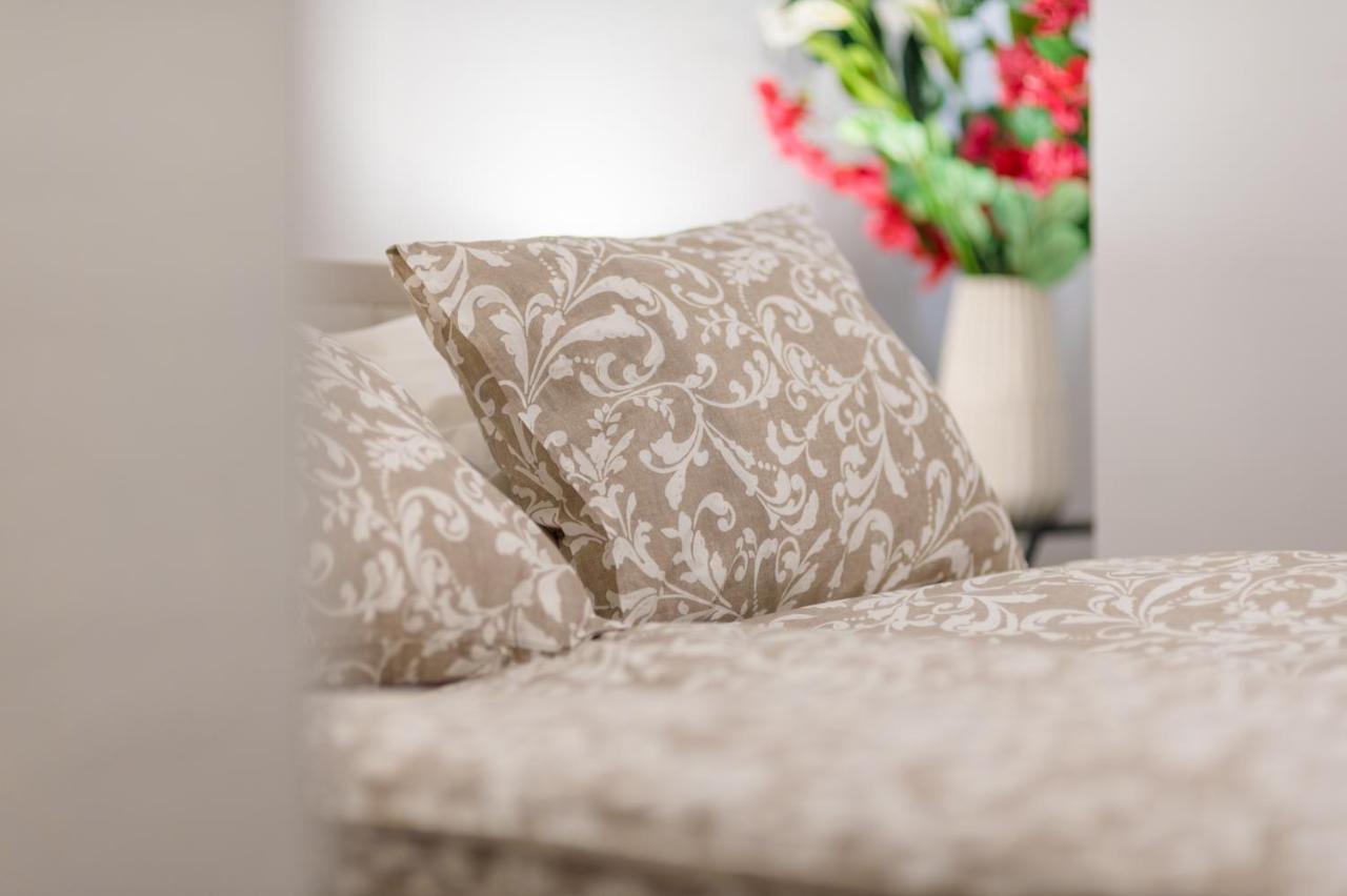 Downtown Heart 3bdr Jokai Square Ac Apartment *