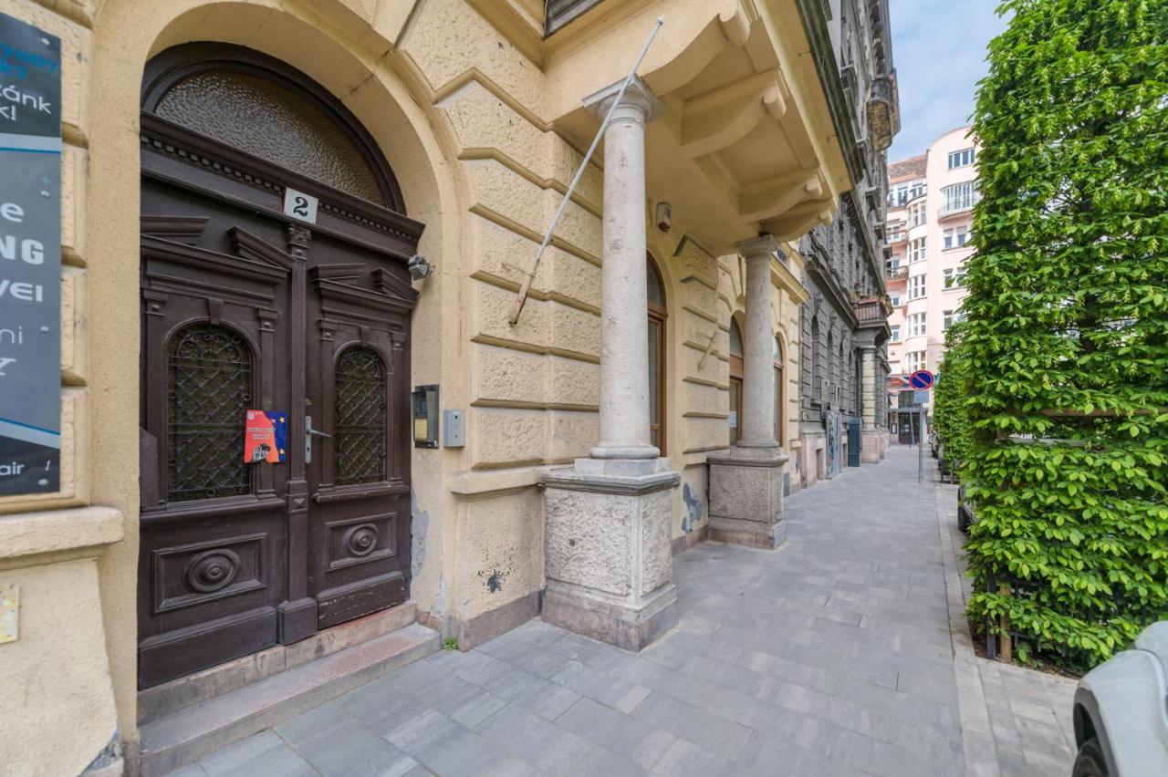 Downtown Heart 3bdr Jokai Square Ac