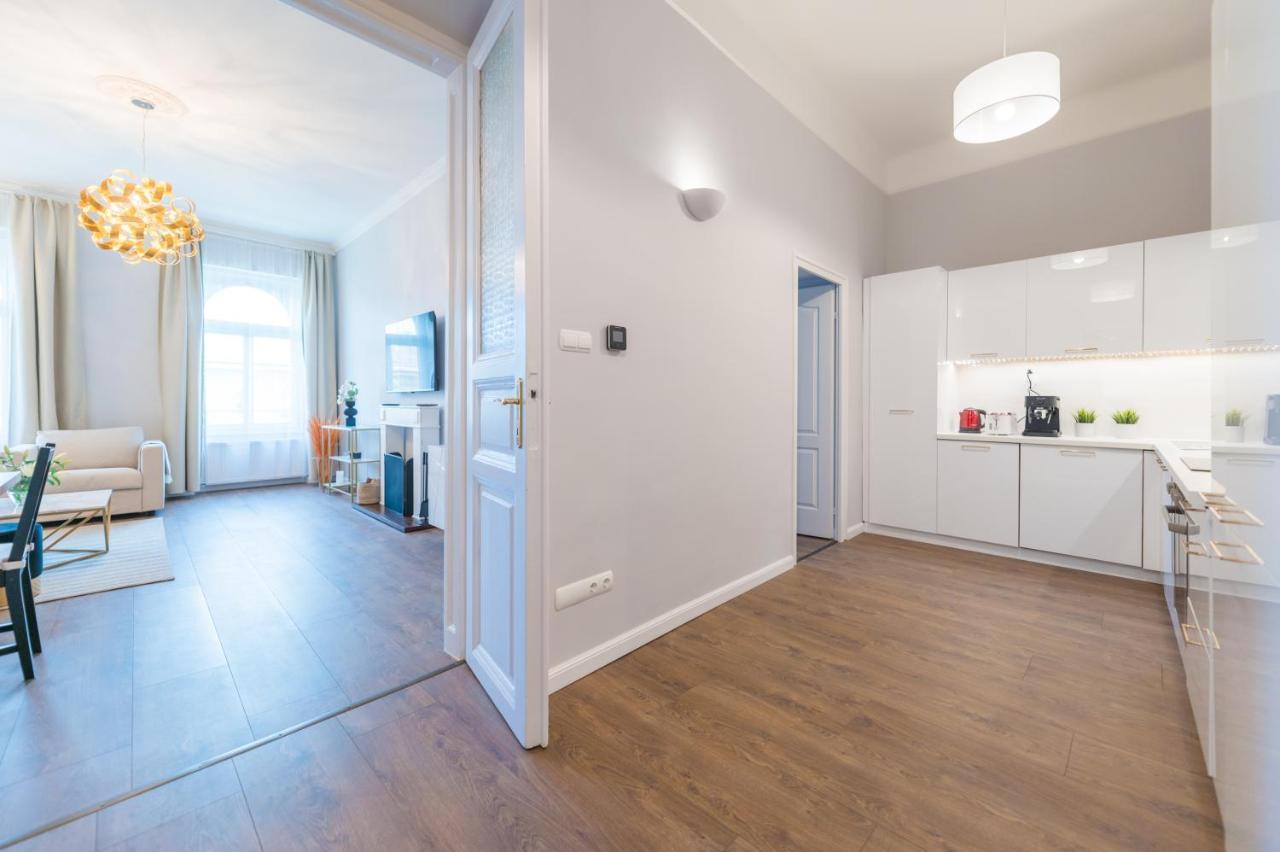 Downtown Heart 3bdr Jokai Square Ac * Budapest