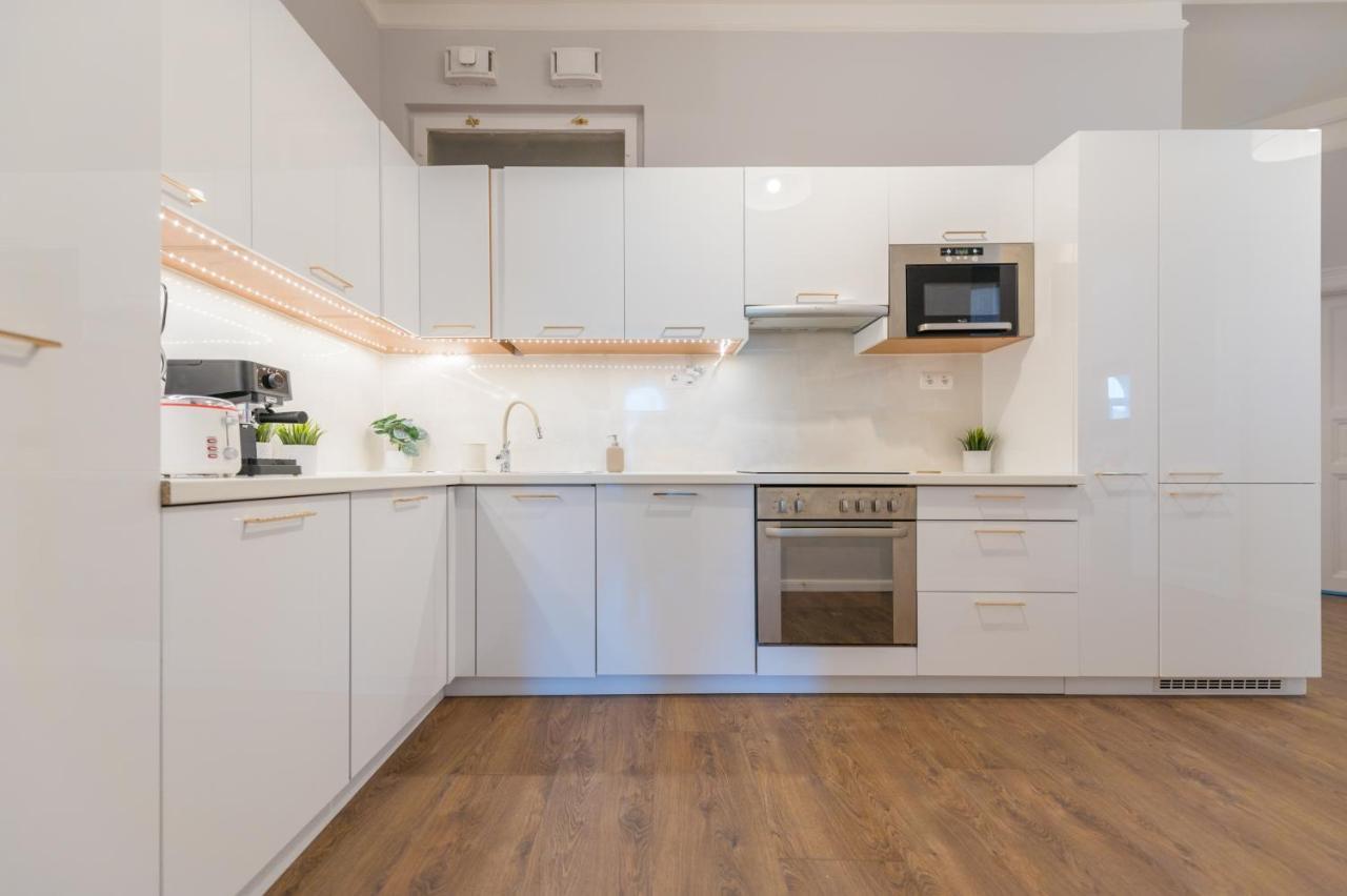 Downtown Heart 3bdr Jokai Square Ac * Budapest