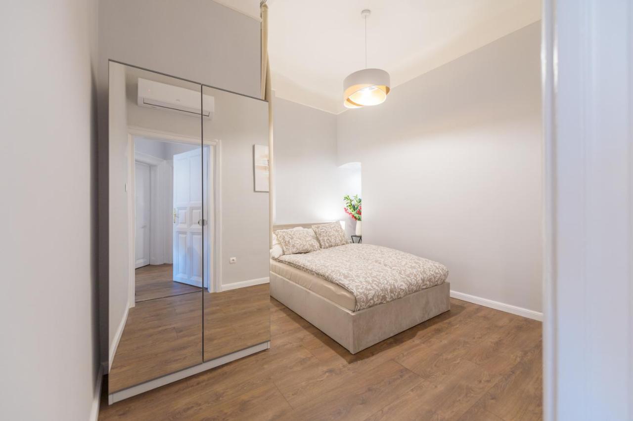 Downtown Heart 3bdr Jokai Square Ac Budapest