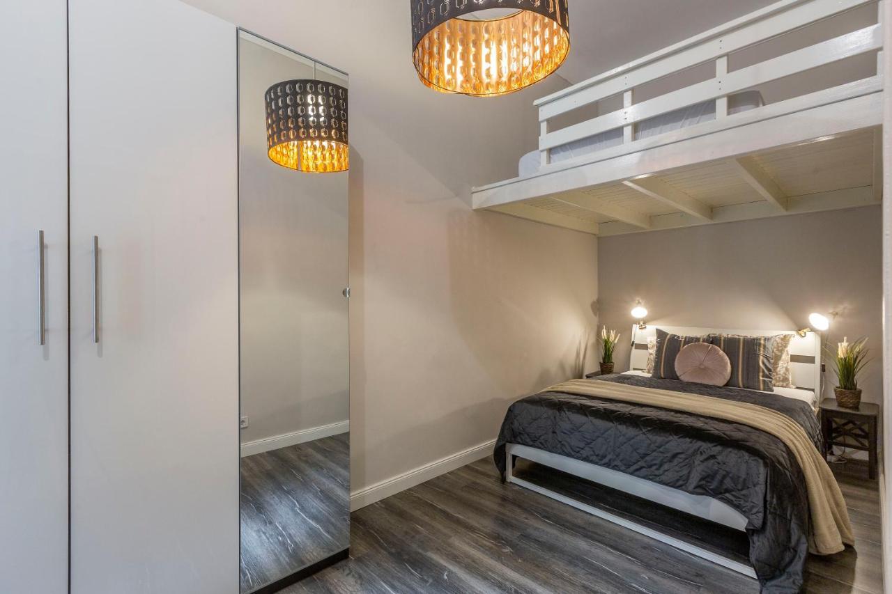 Spacious & Cozy Downtown With Balcony *