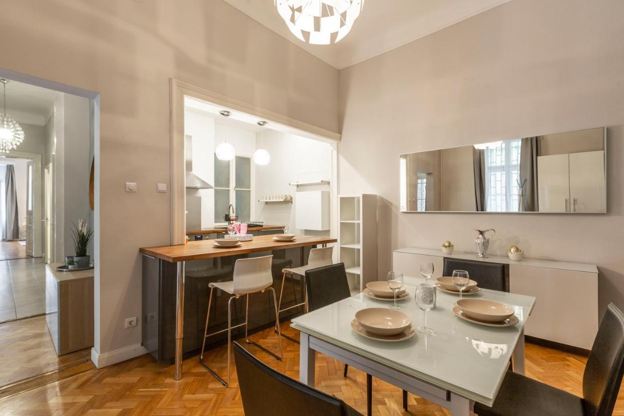 Lejlighed Spacious & Cozy Downtown With Balcony