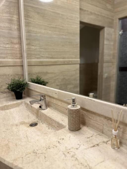 Stylish With Shared Rooftop Terrace/jacuzzi Appartamento Budapest