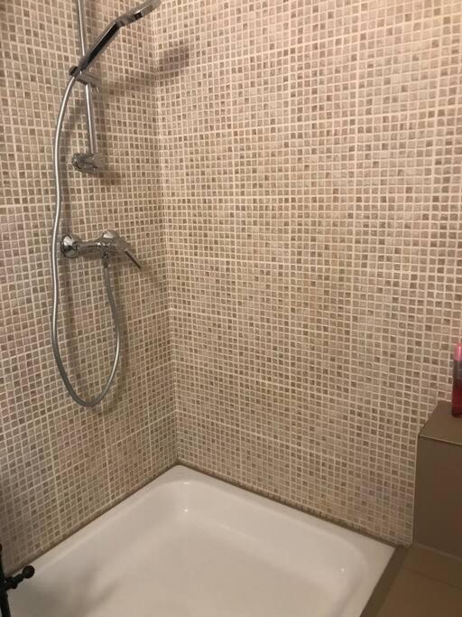Apartment Perfect Location,newly Decorated Modern, Large Place 60 M2, Really Quiet So Have A Good Night Sleep, Ac, Netflix, Smart Tv, High-speed Internet, World Famous New York Cafe Only 10 Minutes Walk Budapest