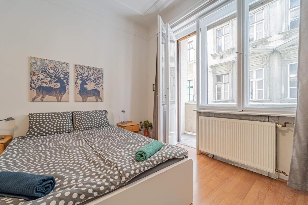 Central&cozy Balcony!3bdr 2bth Lägenhet *