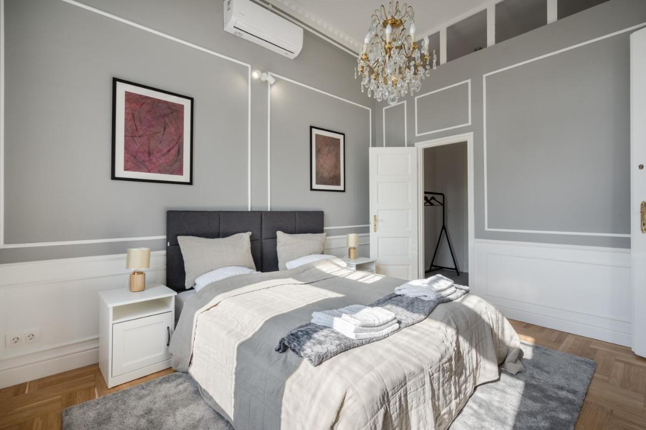 Classical With A Modern Touch! Apartamento