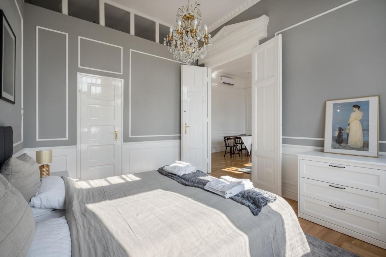 Classical With A Modern Touch! Apartamento