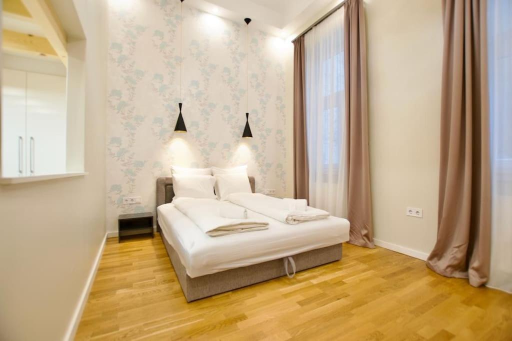 Standard By Hi5- Charming * Budapešť