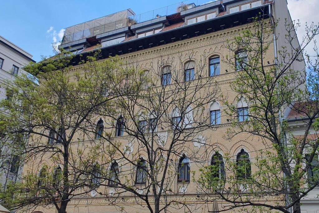 Elegant Rooftop Studio With Shared Terrace And Jacuzzi Budapest