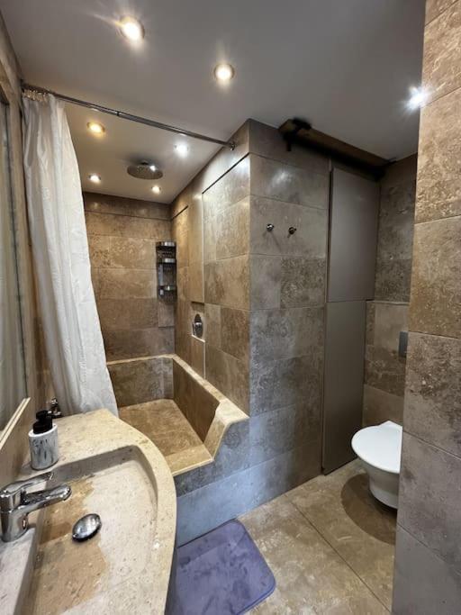 Spacious With Shared Jacuzzi/private Terrace Apartament Budapeszt
