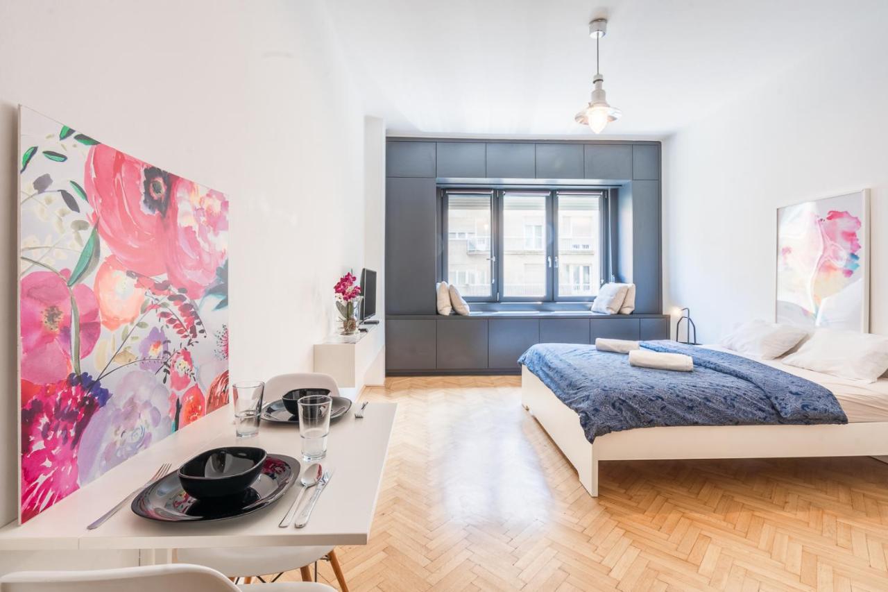Bright Studio With Parliament View, Free Parking Apartment