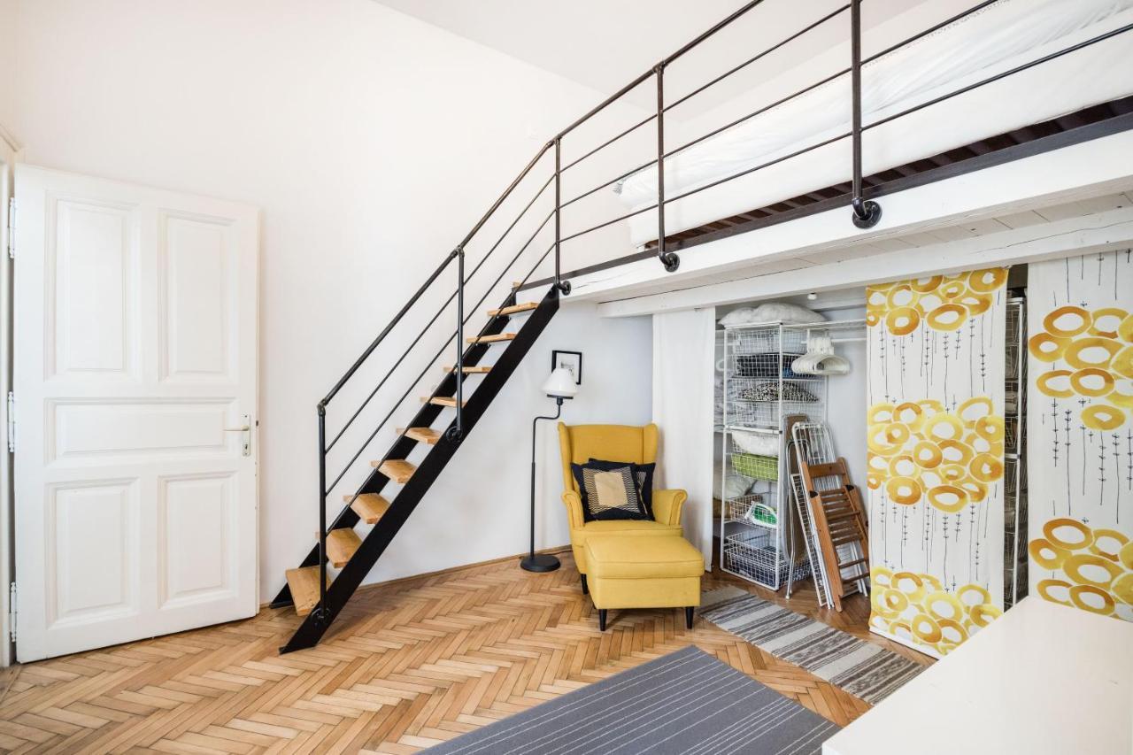 Live Like A Local At The Rustic Hockey Hut Apartment *