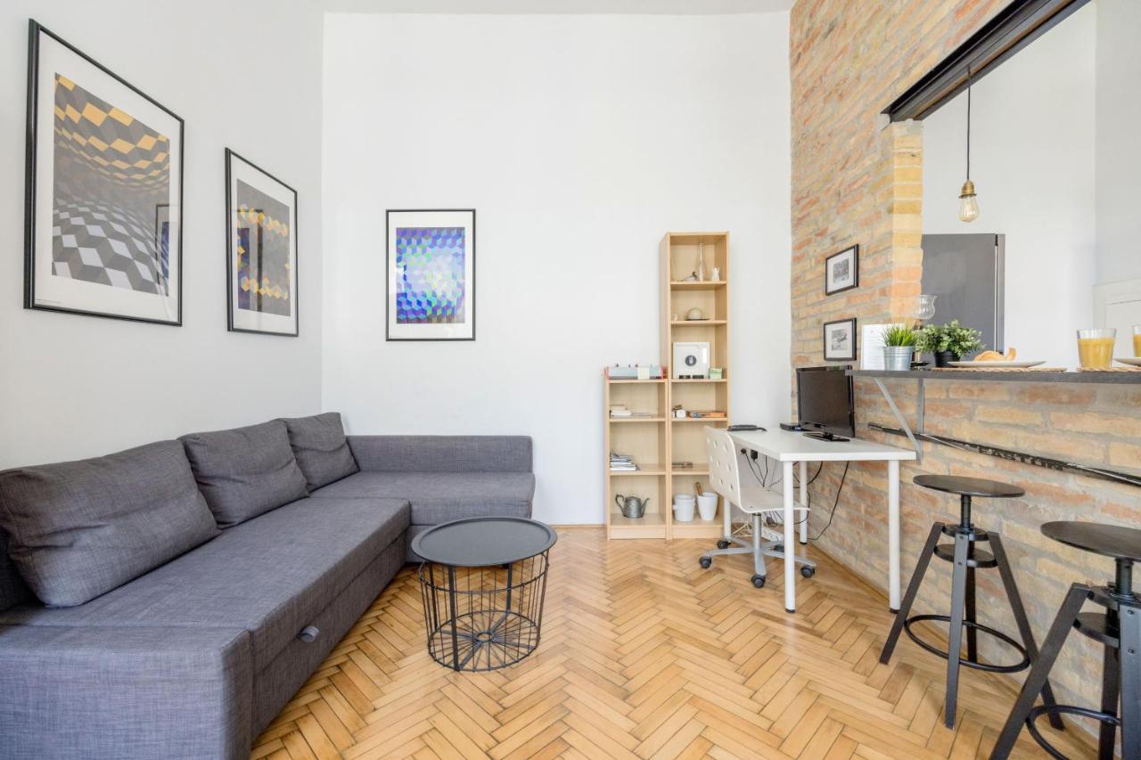 Live Like A Local At The Rustic Hockey Hut Apartment *