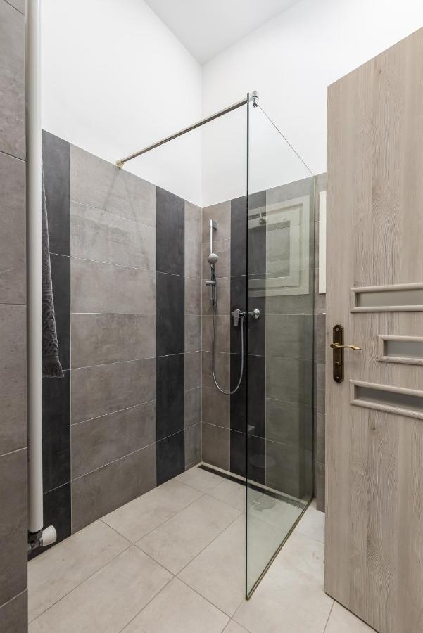 Center With Balcony Apartment *