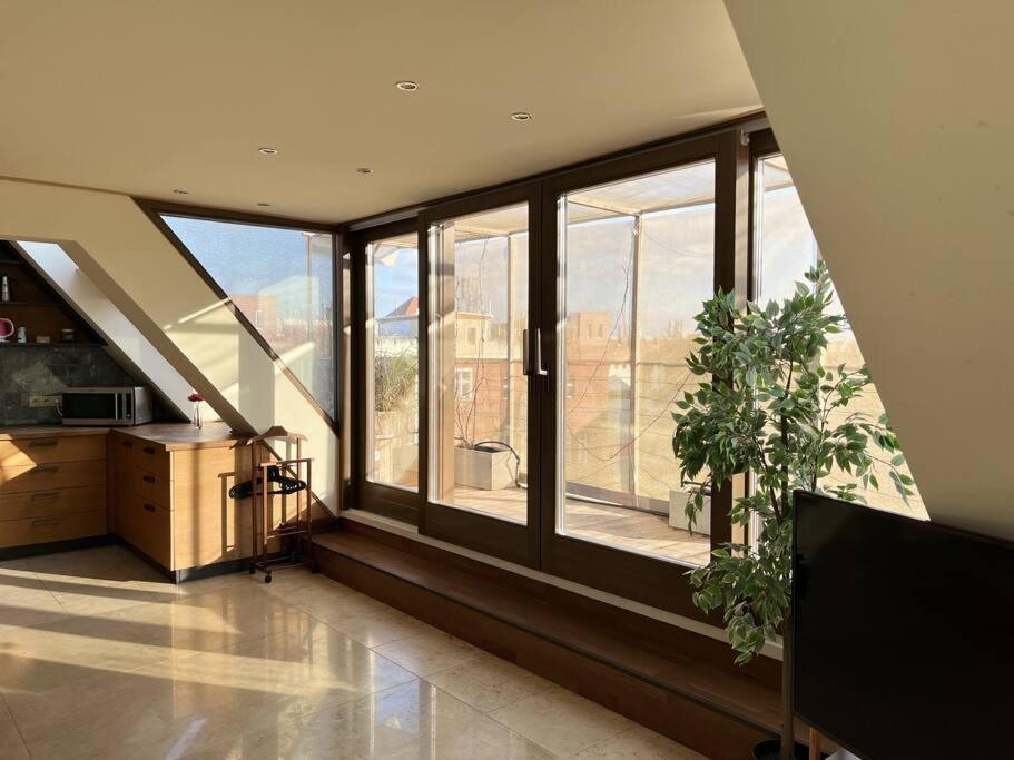 Spacious With Shared Jacuzzi/private Terrace Appartamento Budapest